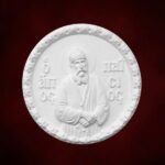 Ανάγλυφη εικόνα Αγίου Παϊσίου σε στάση προσευχής, διάμετρος 12cm, κατασκευασμένη από σκόνη πορσελάνης NikArt