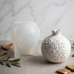 Καλούπι σιλικόνης ρόδι NikArt και λευκό γύψινο διακοσμητικό ρόδι με ανάγλυφο σχέδιο Αλεξανδρινό